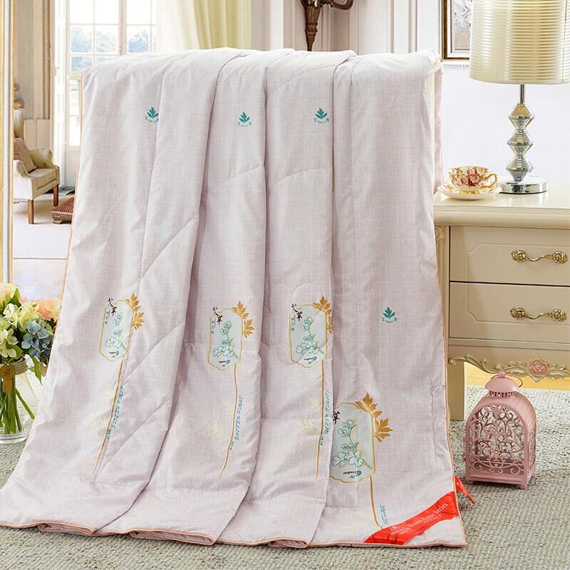 

LOUIS.KELLOG Artemisia Infused All-Season Quilt