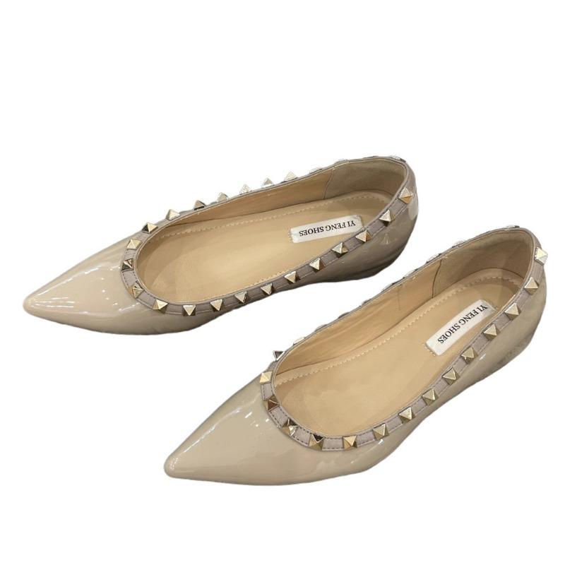 Single shoes women's spring and summer new shallow mouth pointed head rivets soft patent leather versatile inner height-increasing high heels women