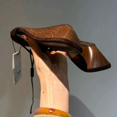 Sommer Neue Ein-Riemen-Slipper für Strandurlaub. Frauen, die Hausschuhe über Flip-Flops tragen