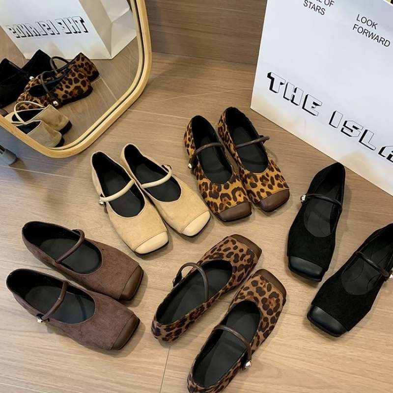 Square head Mary Jane shoes women's shoes 2025 autumn and winter new suede word with French skirt temperament single shoes