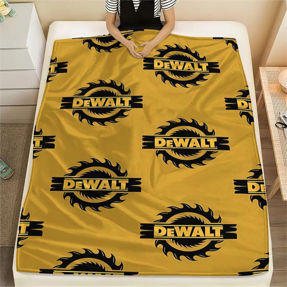 1 szt. Koc flanelowy z nadrukiem Dewalt, Wysokiej jakości, Na wszystkie pory roku, Wystrój domu, Ciepło i komfort, Idealny na prezenty świąteczne