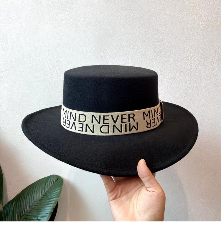 New Fedoras Women's Hat Flat Top Cap French Elegant Straw Hat Fedora Pearl Chain Hat Travel Beach Hat Panama Wide Brim Hat