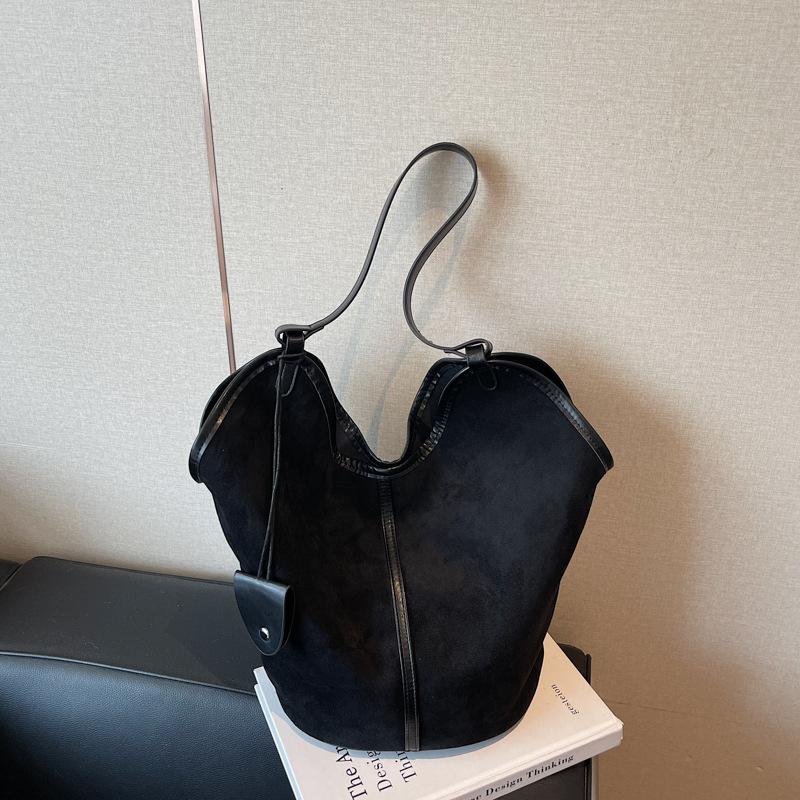 

Large capacity bag women s new autumn and winter retro fashion shoulder bag niche versatile commuter tote big bag чёрный