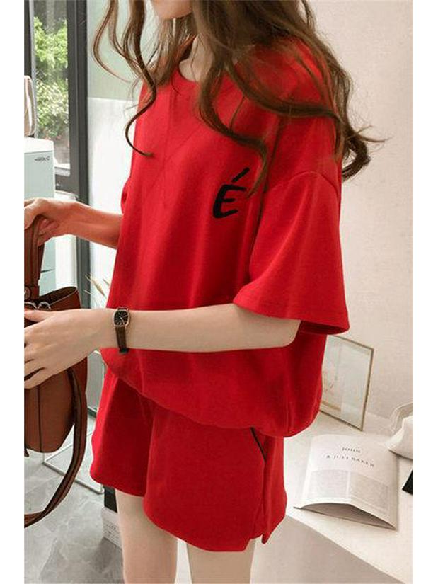 

Женский летний костюм-двойка свободного кроя 2023 года: Модный топ с коротким рукавом и шорты для повседневных пробежек или студенческого стиля. M красный