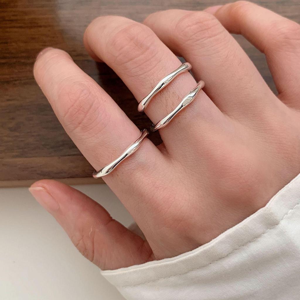 Anillo Minimalista Geométrico Mate Esmerilado con Banda Abierta para Mujer