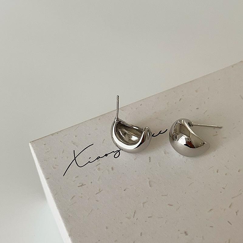 

Высококачественные глянцевые полукруглые металлические серьги-гвоздики, женские ретро-серьги в гонконгском стиле, простые и универсальные, темпераментные модные серьги