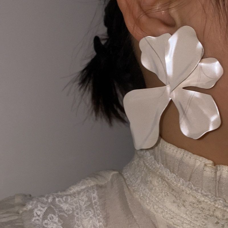 Exaggerated European and American Style Earrings for Women, High-End Design, Niche Red Petal Earrings, 2025 Trendy and Beautiful Ear Clips