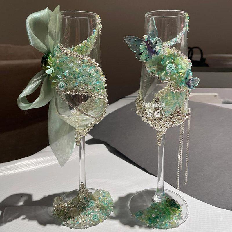 

Набір елегантних келихів для заручин своїми руками: Ідеальний ручний подарунок для наречених та молодят, ідеально підходить для фотографій та святкувань.