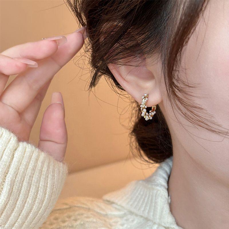 2025 New Arrival Best Selling Accessible Luxury Fancy Pearl Circle Ear Clip Earrings Female Elegant Ear Studs Niche Style Unique Earrings