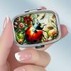 Tragbare Pillendose mit 2 Fächern, Mini-Metall-Medikamenten-Organizer-Etui, Niedlicher bedruckter Pillenbehälter für Vitamine, Pillen, Schmuck, Reisen, Tägliche Anwendung