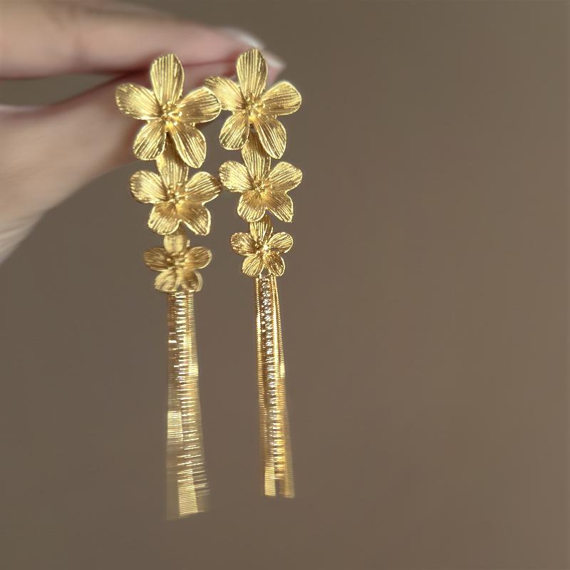 Floating flower Jiyue, high-end French retro metal flower fringed zircon earrings, niche design temperament stud earrings