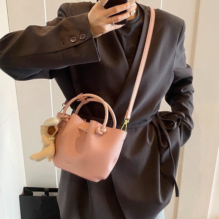 

Трендовая портативная сумка-ведро премиум-текстуры женская 2025 новая модная простая сумка «мать и дитя» универсальная сумка через плечо without pendant розовый