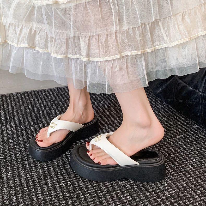 Increase the height of fashion and high sense of leisure beach pinch sandals 2025 summer new thick-soled flip-flops women's wear