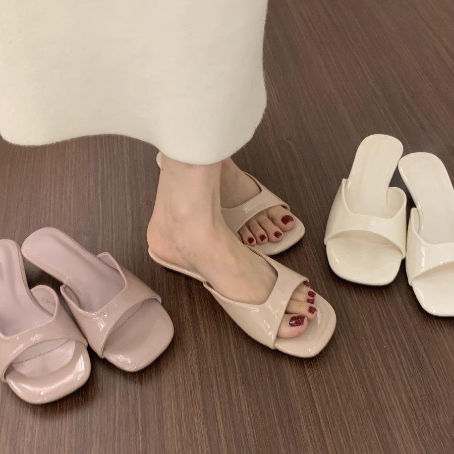 Simple and versatile open-toed square-headed patent leather one-word slippers, female summer wear is not tired, small slope heel fairy wind cool sli