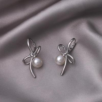 Luxuriöse asymmetrische Schleifen-Perlenohrringe für Damen - Ohrstecker, Manschetten & Creolen für runde, eckige Gesichter.
