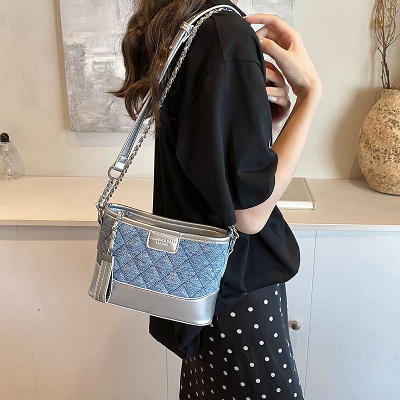 

This year, the popular super fire bucket bag women s 2024 new summer light luxury niche high-end casual messenger bag джинсовий