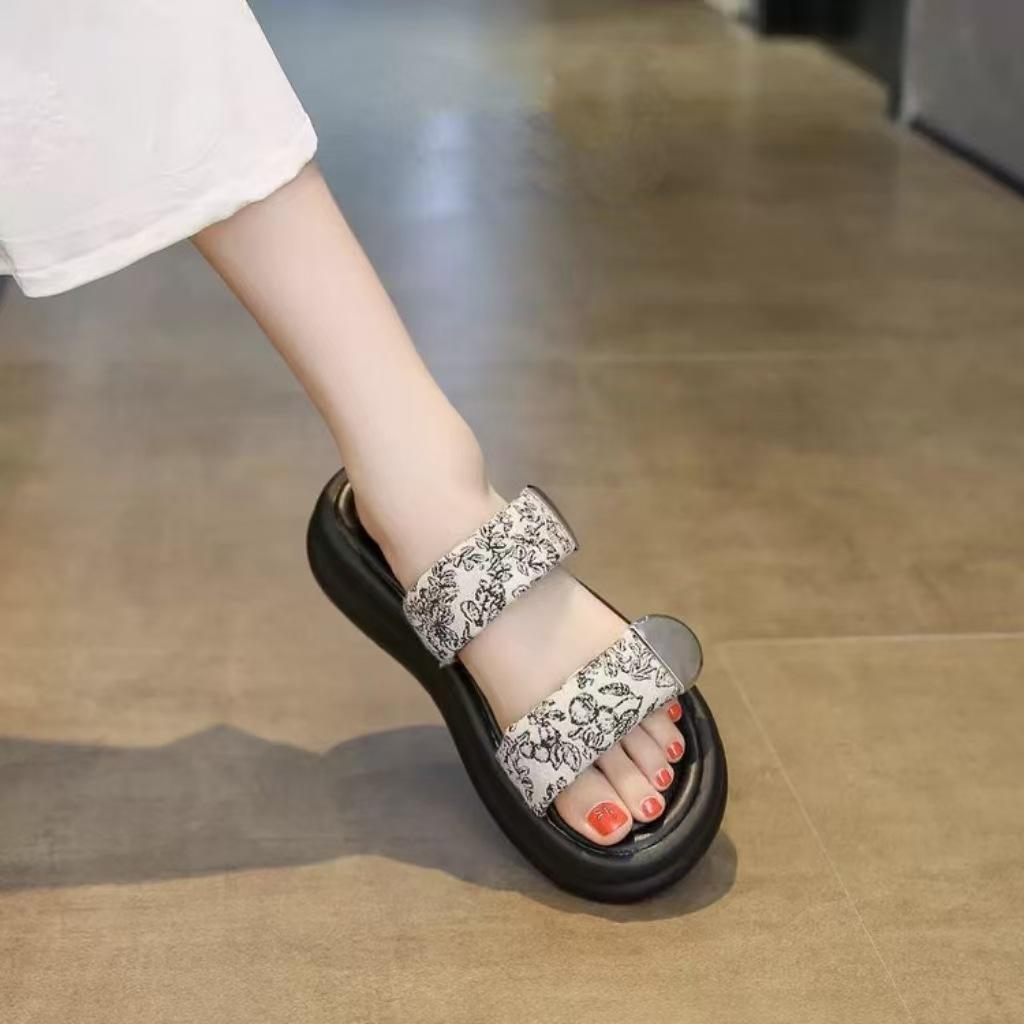 Thick-soled Fashion Slippers Women's Summer Outer Wear 2025 New High-end French Beach Shoes Trend with Skirt Cool Slippers