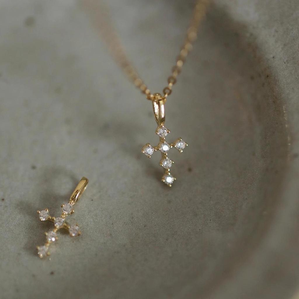 14K Goldplattierter S925 Sterling Silber Japanischer Stil Kreuzanhänger mit Mikro-Pavé-Verzierung.
