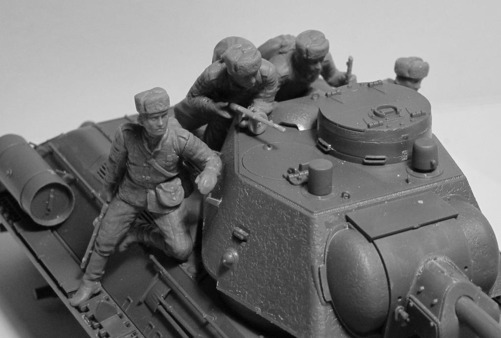 ICM 1/35 Soviet Army T-34/85 with Tank-Mounted Infantry Plastic Model Kit 35369