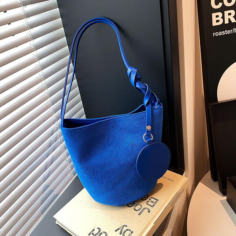 

Модная новая сумка-ведро женская нишевая универсальная сумка через плечо ретро通勤 замшевая сумочка синий