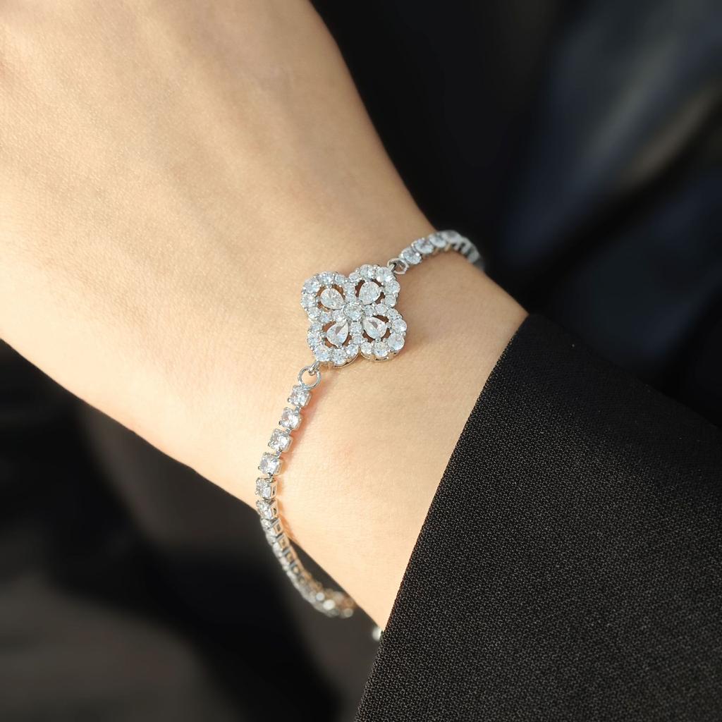 Bracelet Loop Four-Leaf Clover Bracelet Women'S Light Luxury Niche Full Of Diamond Snowflake Hand Jewelry Cold Wind High Sense