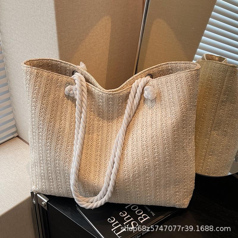 Seaside resort style woven straw bag women's 2025 new fashionable simple tote bag large capacity foreign style shoulder bag
