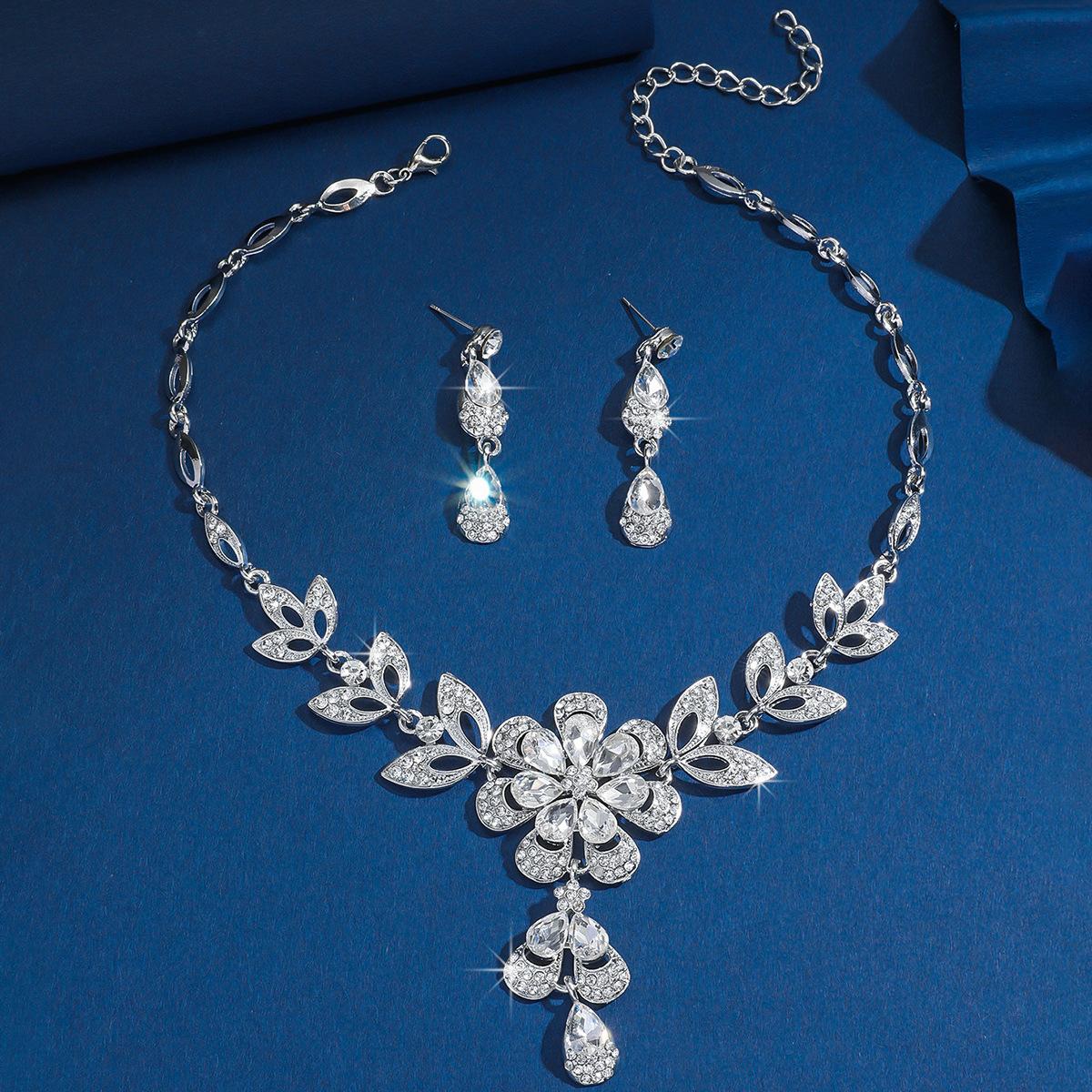 

2026 European and American Exaggerated Personality Jewelry, Retro Alloy Diamond-encrusted Multi-colored Flower Bridal Necklace Earrings Set 45CM