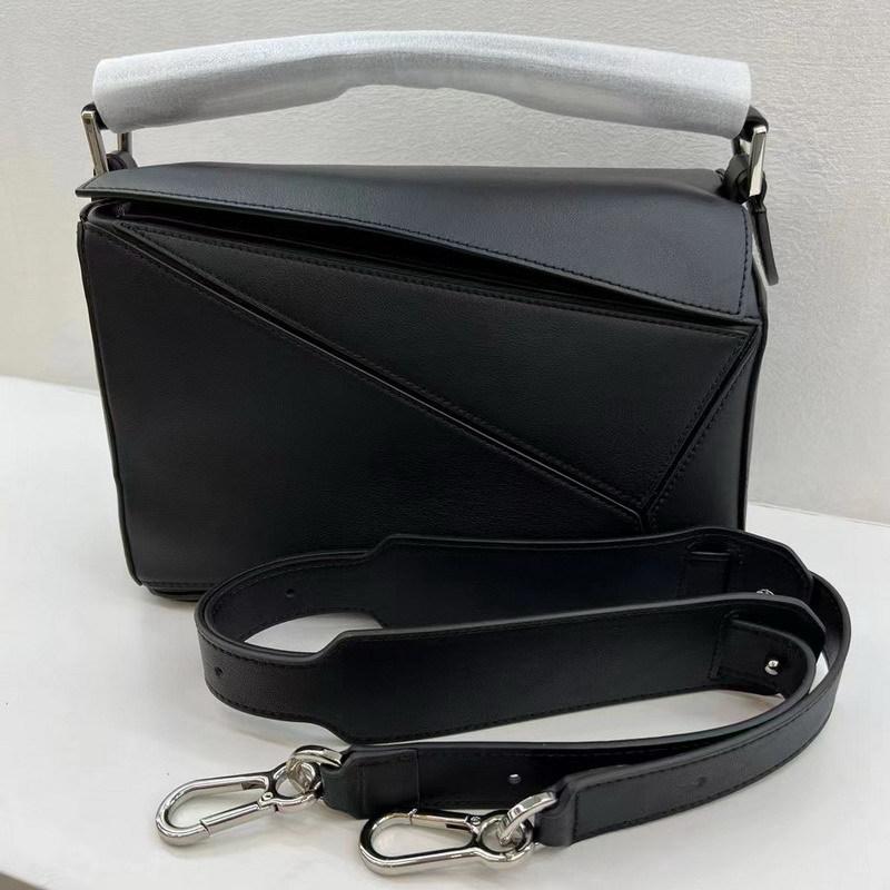 

Genuine Leather Women s Bag With Geometric Stitching Contrasting Color Pillow Bag. Fashionable Portable Single Shoulder Diagonal 24x12x16cm чорний