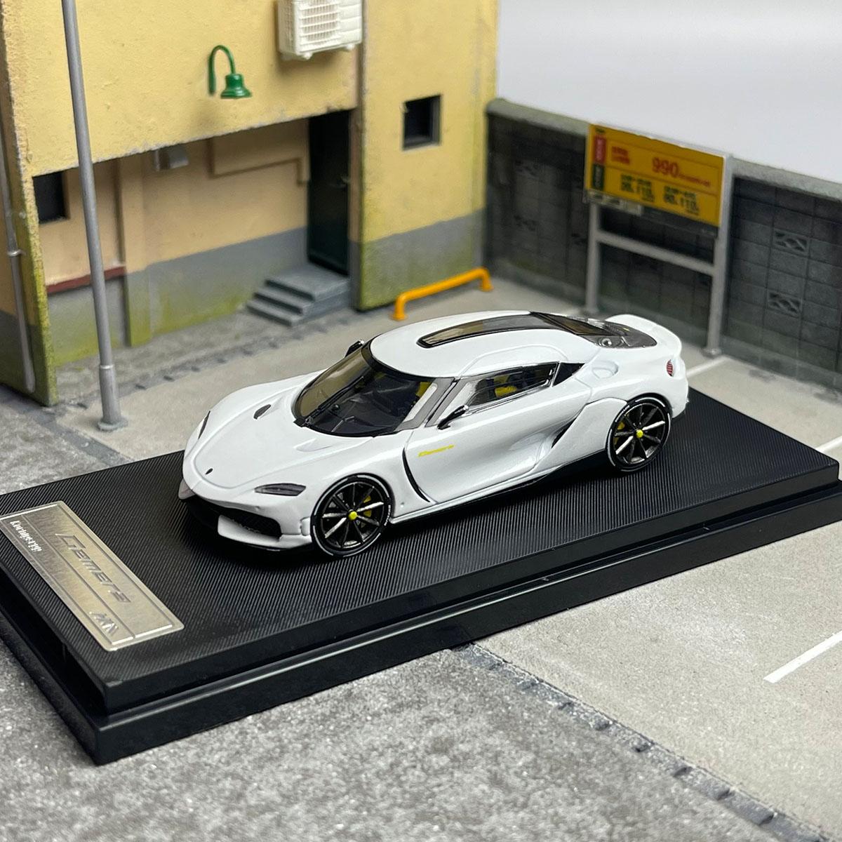 

HKM 1:64 Gemera model car белый