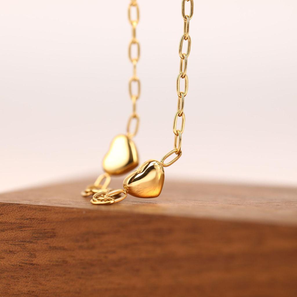French Retro Sweet Peach Heart Necklace: Gold-Plated Titanium Multiple Hearts Clavicle Chain for Women
