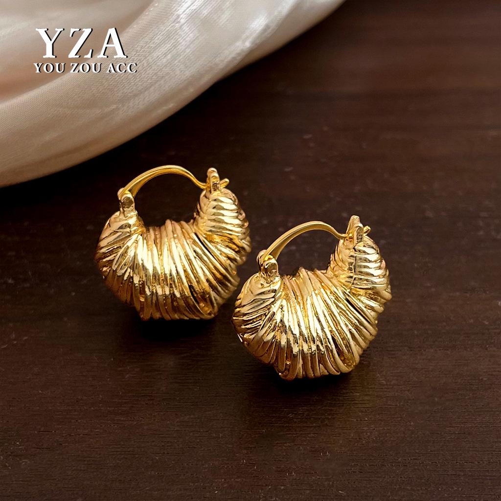 Exaggerated Ribbed Coil Ear Cuffs: Unique Design with a High-End Touch