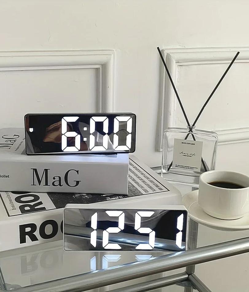 1 Stück Leuchtender Spiegeluhr Wohnheim Schreibtisch LED Elektronische Uhr Digitale Elektronische Wecker Schreibtischdekoration Wecker