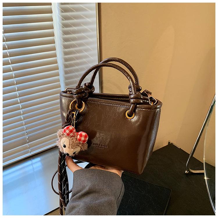 Премиальный ретро подмышечный маленький мешок женщины 2025 новый трендовый универсальный мессенджер супер огонь портативная сумка-ведро bare bag