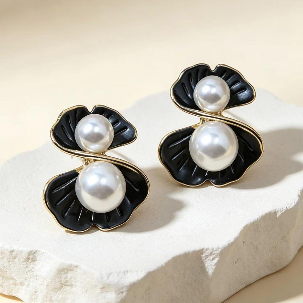 Retro Light Luxury Shell Pearl Enamel Stud Earrings