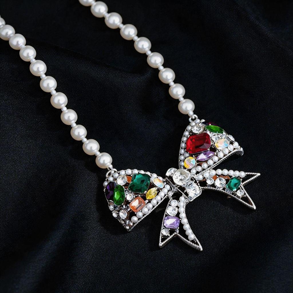 Vintage Pearl Bow Pendant Necklace - Retro, Exquisite, and Versatile Fashion Accessory.