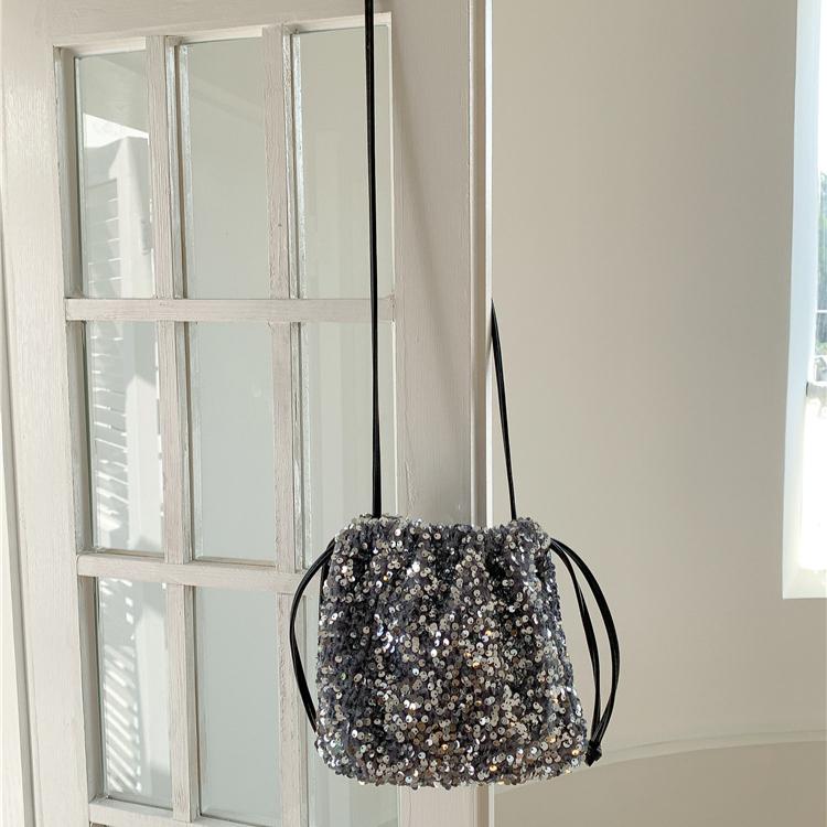 Neue Beuteltasche mit Kordelzug für Damen, plissiertes Design, weiche Hand-Schultertasche, bunte Paillettentasche 2024 Neu