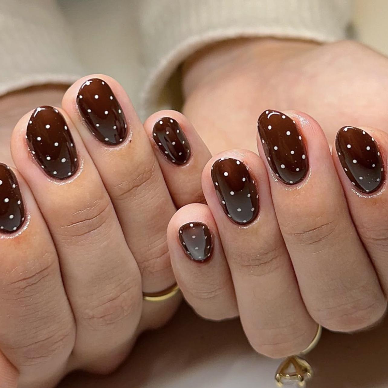 Коричневая серия Осенне-зимний носибельный нейл-арт - Короткие круглые накладные ногти с белым горошком ST4063 [With Glue]