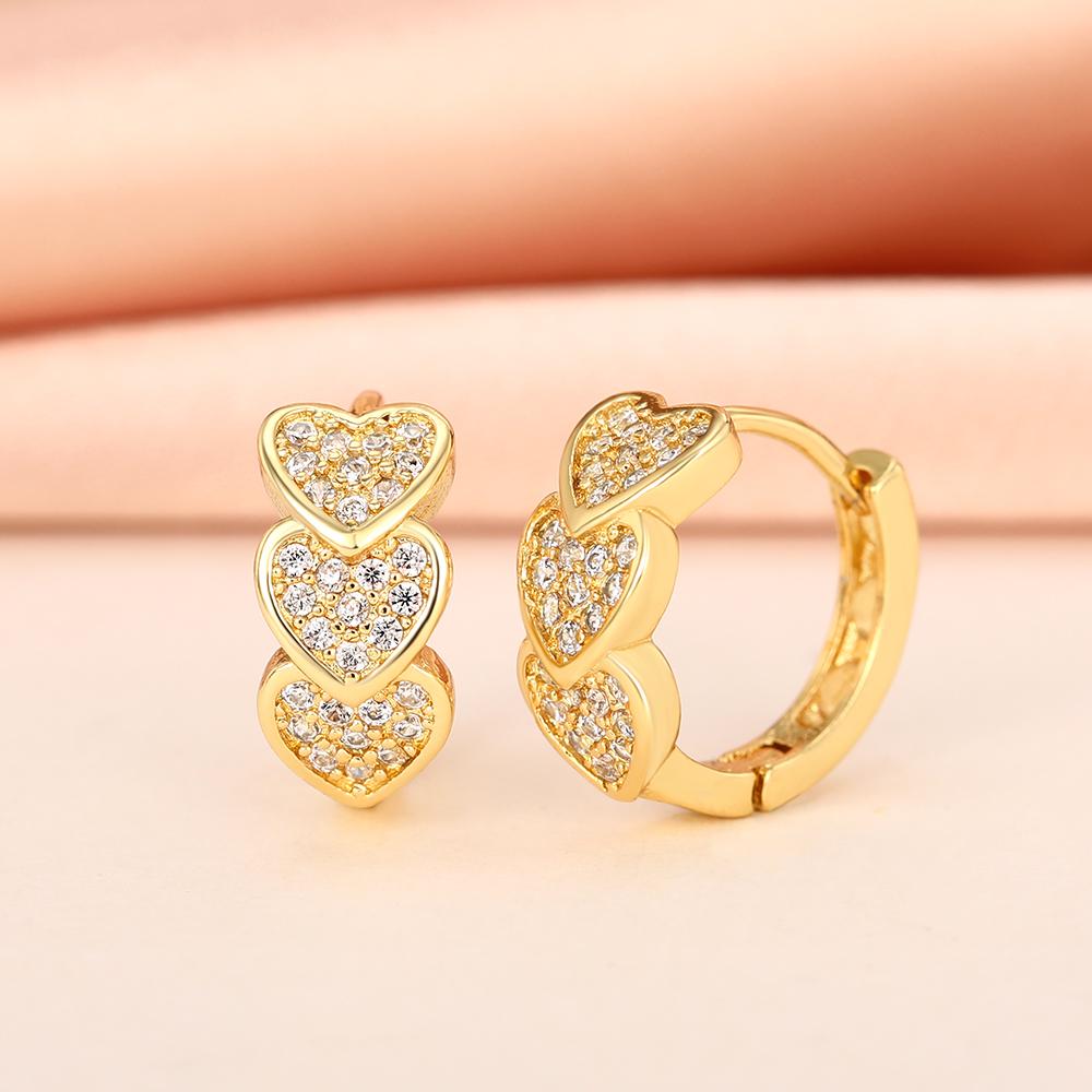 Huitan Goldfarbene Herz-Creolen Vollständig mit funkelnden CZ gepflastert Zarte Exquisite Damen-Ohrringe Braut Hochzeit Liebes-Schmuck