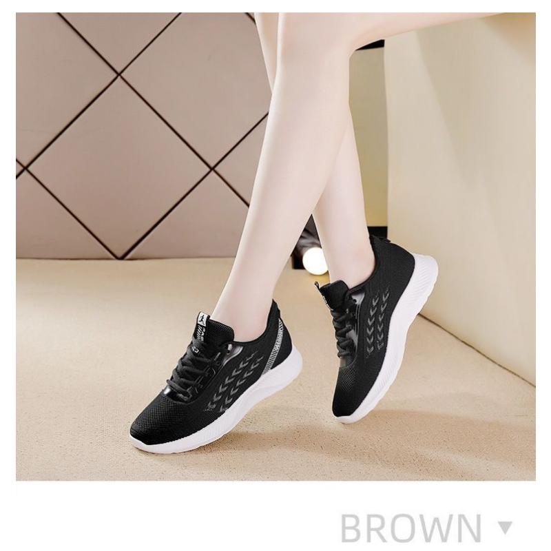 Women's Flying Textile Shoes Spring and Autumn Leisure Sports Soft Sole Light Running Shoes Breathable Non-slip Flat Mother's Shoes