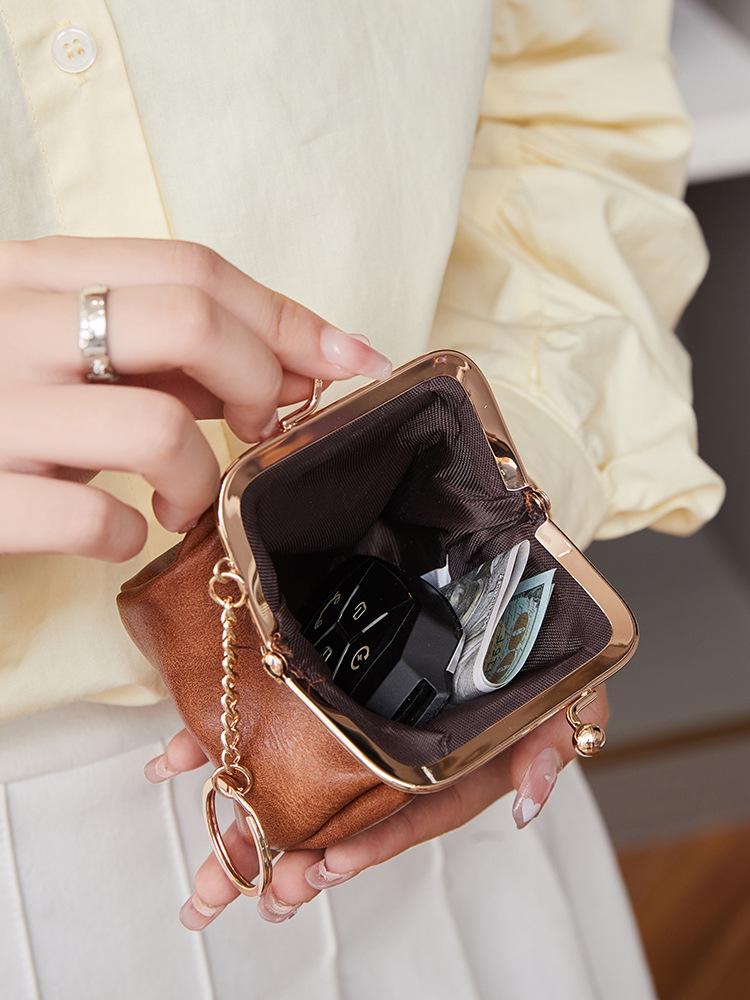 Retro Japanese Mini Clasp Coin Purse - Creative & Portable Coin Storage.