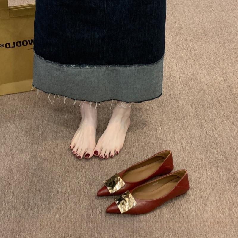 

Туфли-лодочки на низком каблуке с ретро металлической пряжкой, красные, с острым носком, женская обувь, весна-осень 2025, новая модель, универсальные туфли для работы с неглубоким вырезом 40 красный