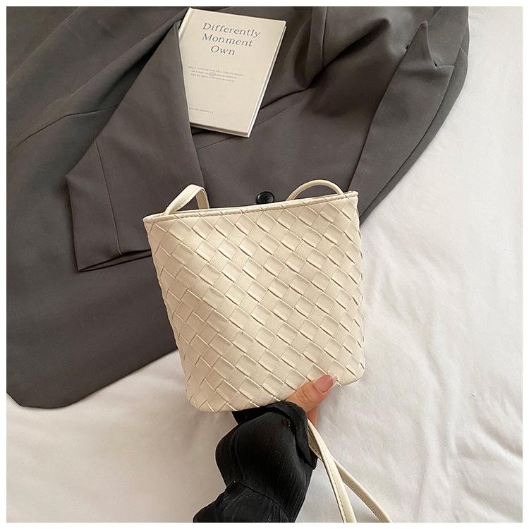 

Корейская 2025 новая летняя универсальная сумка-ведро женская нишевый дизайн ромбовидный плетеный узор повседневная на плечо через плечо