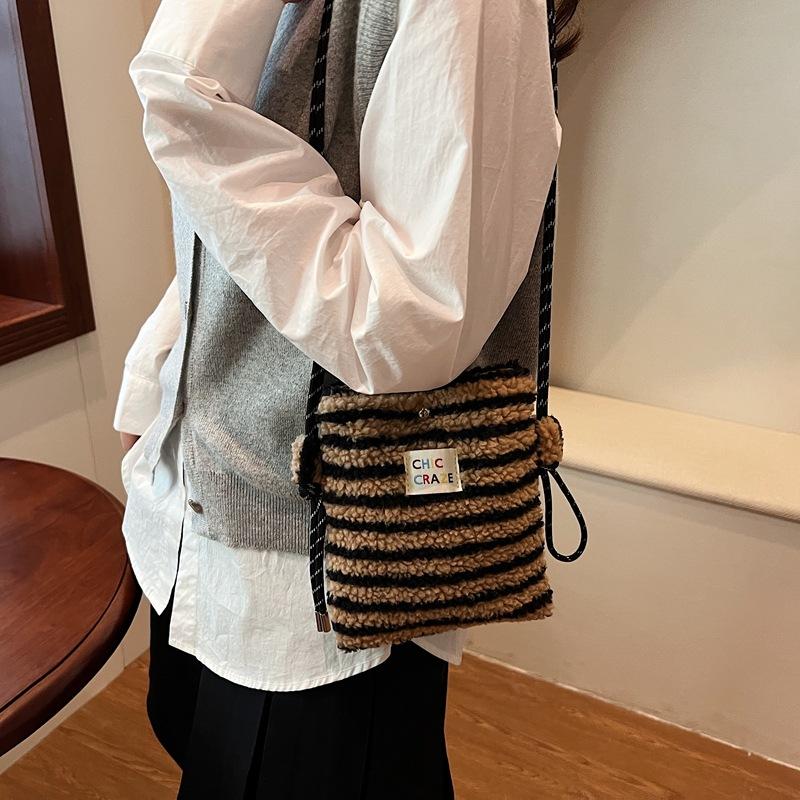Autumn, winter and winter shoulder bag casual fluff bag plush Korean version small fresh fashion bag large capacity messenger bag women's bag