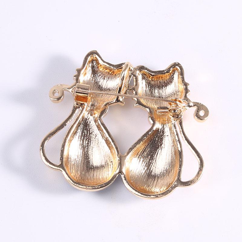 Cartoon Cute White And Black Couple Cat Brooch, Simple Fashion Accessory Pin