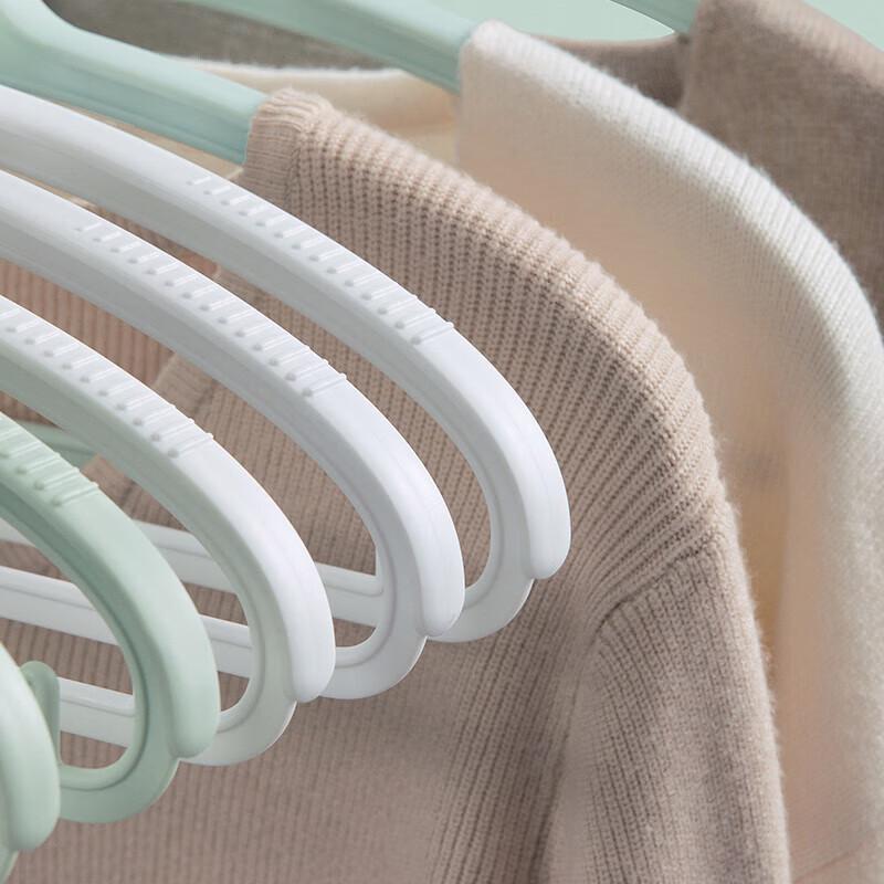 Chahua Wide-Shoulder Plastic Suit Hangers, 3-Pack