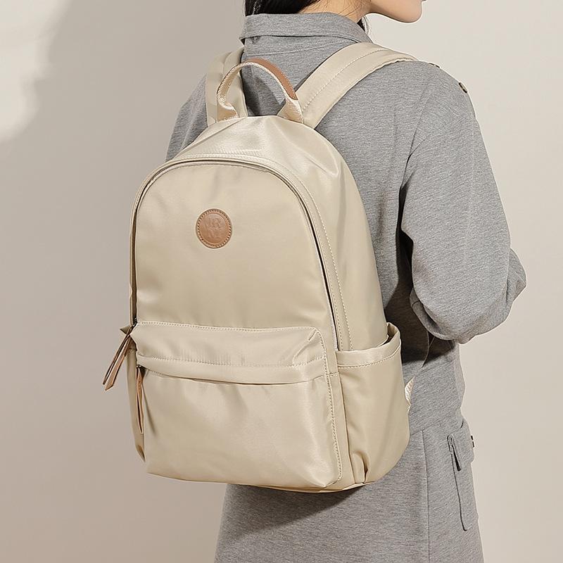 Large Capacity Oxford Cloth Backpack for Women Lightweight and Versatile New Commuting Backpack Retro Student Travel Backpack