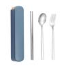 Spersonalizowany Zestaw Sztućców Ze Stali Nierdzewnej na Zewnątrz: Łyżka, Widelec i Pałeczki w Przenośnym Pudełku Prezentowym.