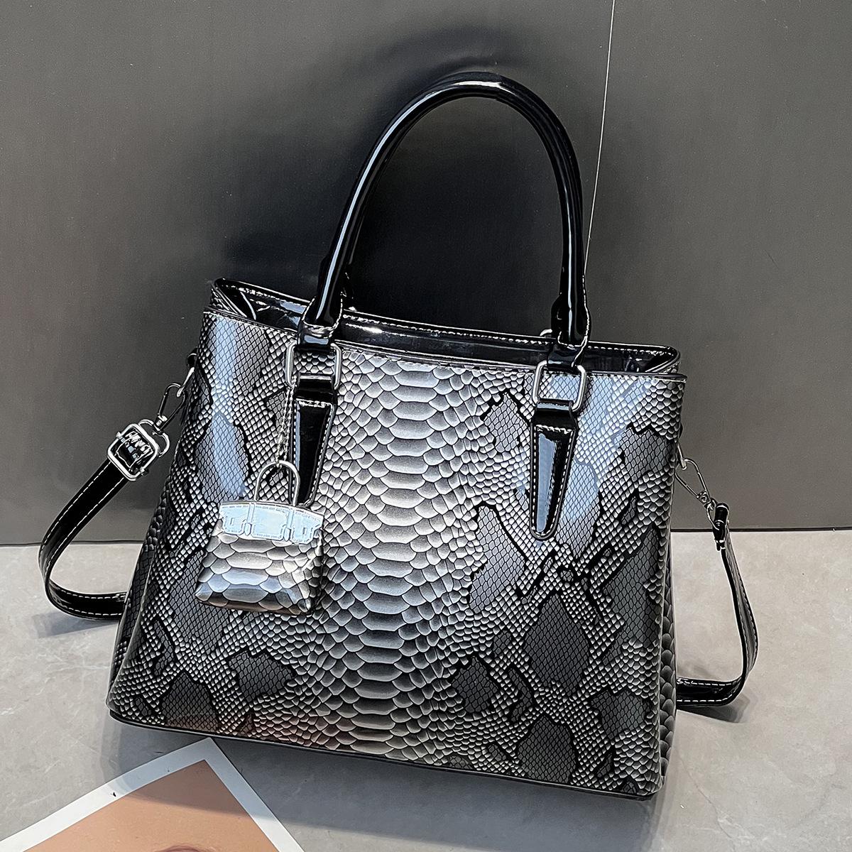 

New snake pattern patent leather women s bag, large-capacity portable messenger bag, fashionable and textured women s bag. length 30 width 12 height 23 чёрный