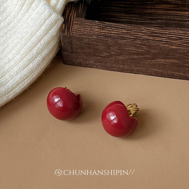 Autumn and winter new red ear clips without ear holes, simple retro burgundy small ball studs, Hong Kong style earrings, temperament earrings