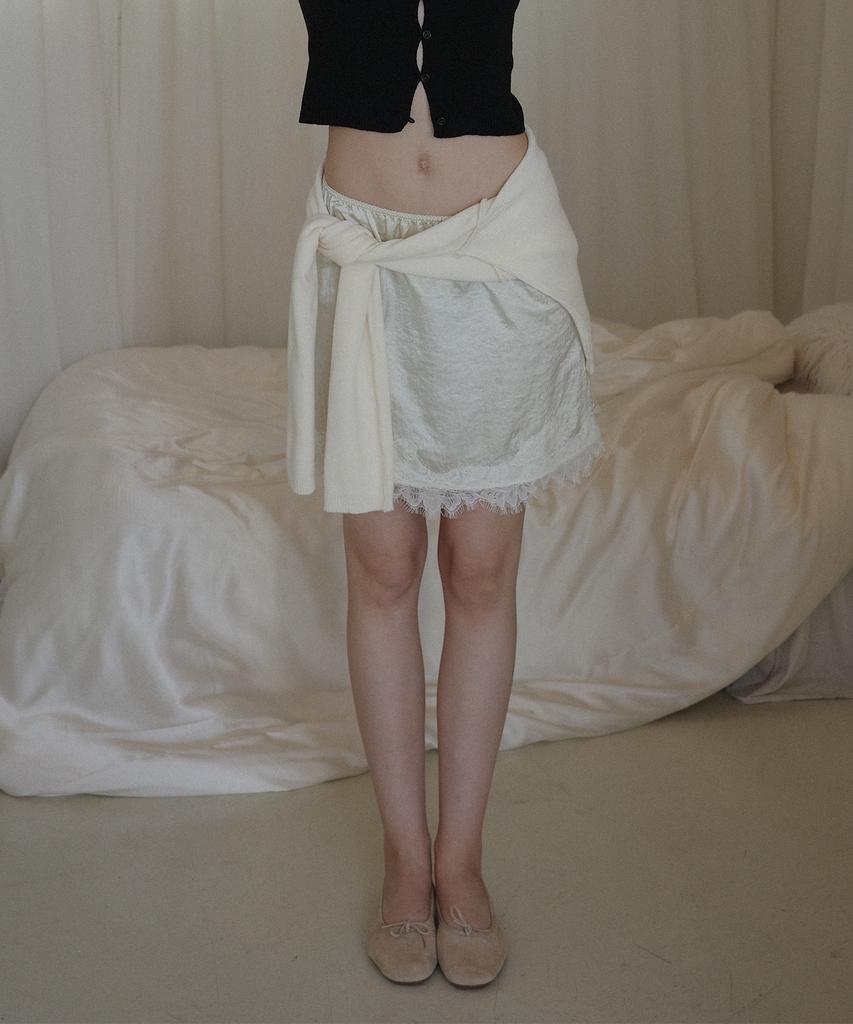 SALON DE YOHN Banding Lace Satin Skirt_ Butter